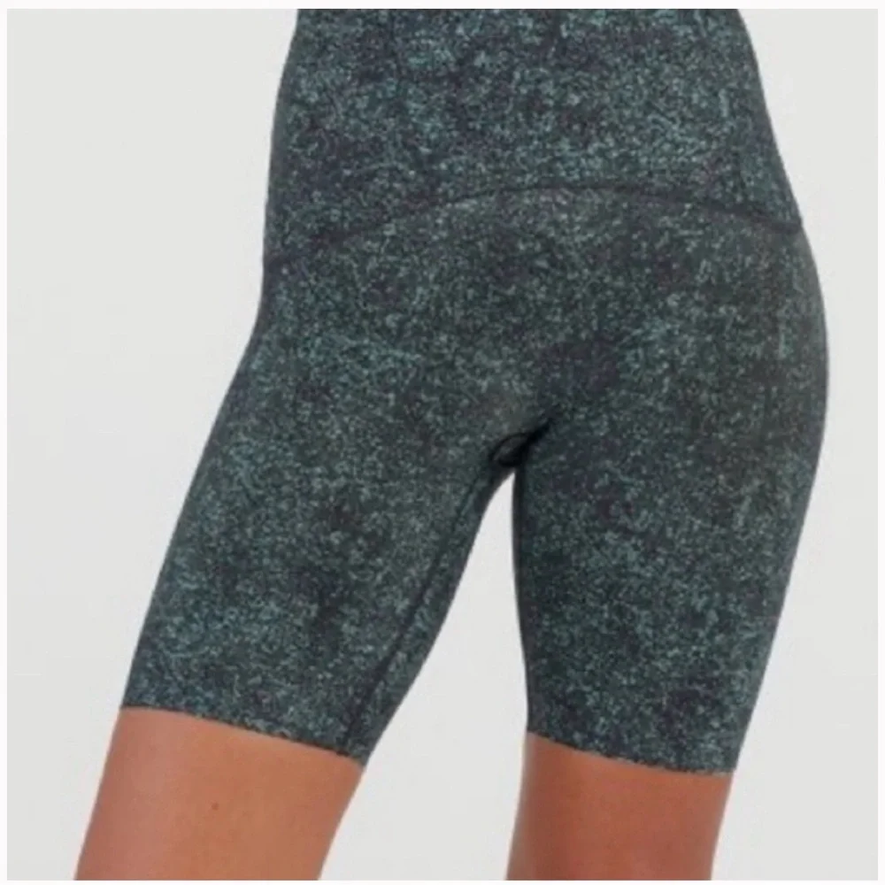 Spanx booty boost printed bike shorts size S